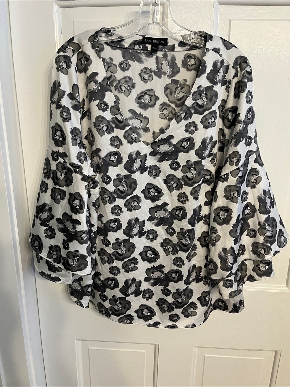 Lane Bryant 14/16 Blouse white gray floral v- neck 3/4 bell sleeves